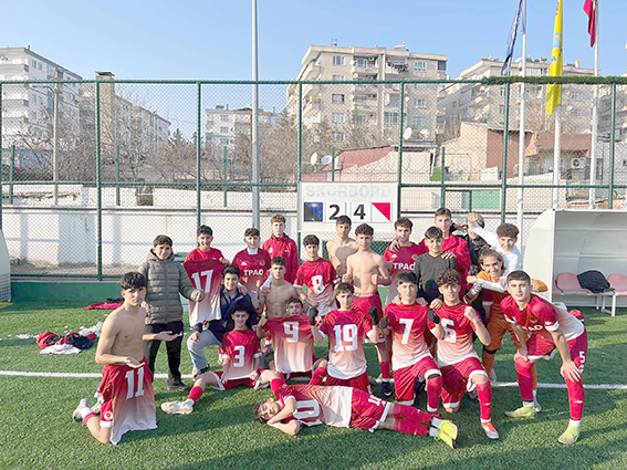 MUSTAFA HOCA’NIN ASLANLARI ZİRVEYİ BIRAKMIYOR: 4-2