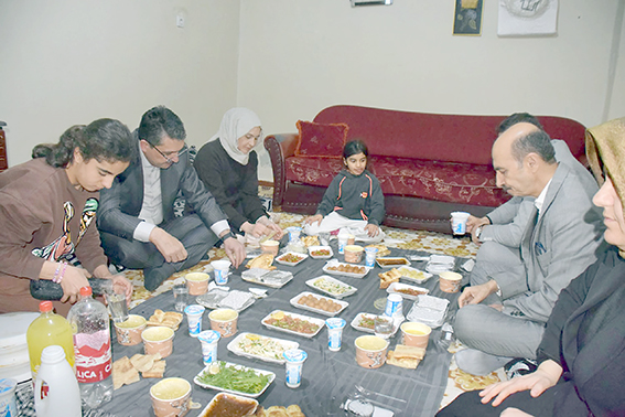 NASIROĞLU ÇİFTİ, KARŞIYAKA’DA İFTAR AÇTI