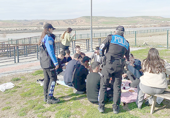 POLİSLER ÇAY KENARINDA TEK TEK BİLGİLENDİRDİ