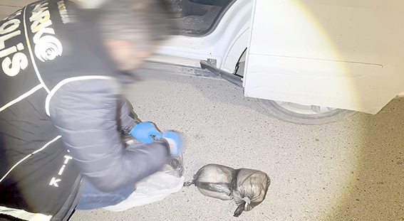 4 KİLO METAMFETAMİN ELE GEÇİRİLDİ