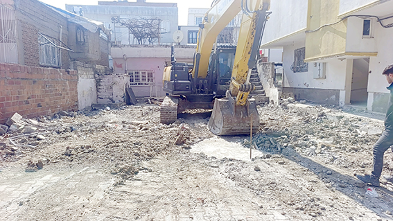 AYDINLIKEVLER’DEKİ METRUK YAPI YIKILDI