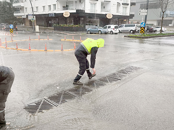 BASKİ EKİPLERİ YAĞMURUN İLK ANINDAN İTİBAREN SAHADAYDI