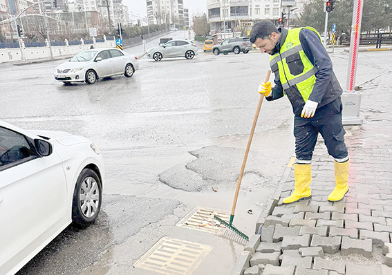 BASKİ EKİPLERİNDEN YAĞMUR SUYU MAZGALLARINA SIKI TAKİP