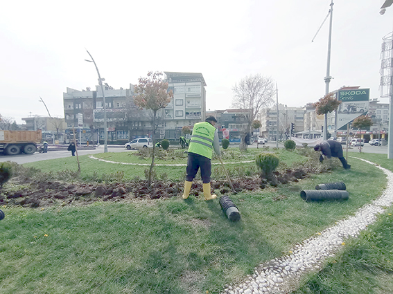 BAHAR RENKLERİ KENTİ SARIYOR