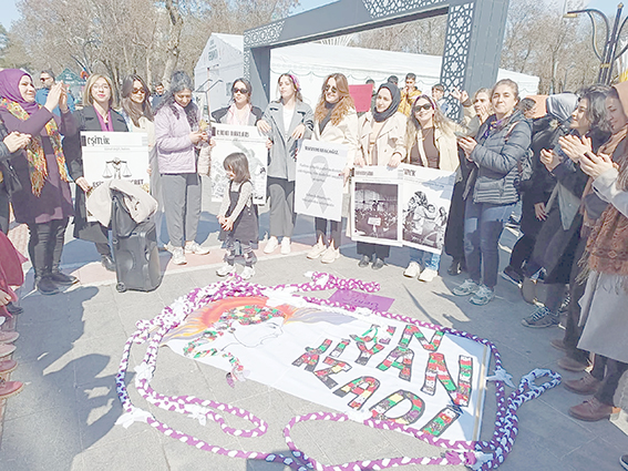 BATMANLI KADINLARDAN ‘BARIŞ VE DEMOKRASİ ZİNCİRİ’ YÜRÜYÜŞÜ 