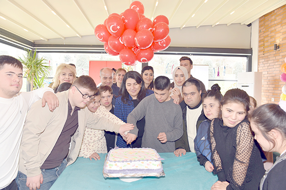 DOWN SENDROMLU MELEKLER GÖNÜLLERİNCE EĞLENDİ