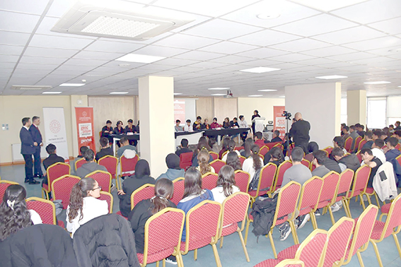 GENÇTEK ÖĞRENCİ FİKİRLERİNİ AKRANLARINA ANLATTILAR