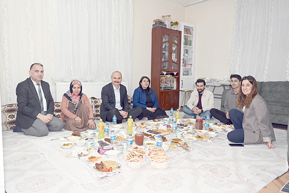 CANALP ÇİFTİ, TORU AİLESİNİN İFTAR SEVİNCİNE ORTAK OLDU