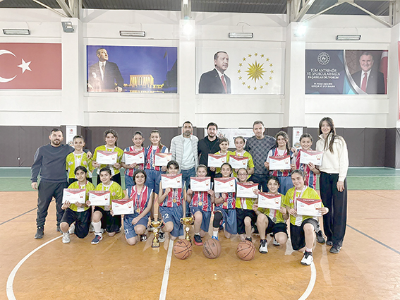 GÜLTEPE ORTAOKULLU KÜÇÜK KIZLAR POTANIN ŞAMPİYONU