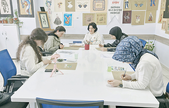 KADINLAR TEZHİP SANATIYLA HEM SOSYALLEŞİYOR HEM ÜRETİYOR