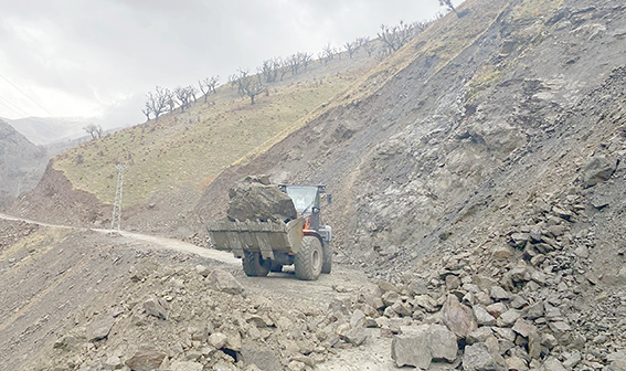 KAPANAN YOLLAR KISA SÜREDE YENİDEN ULAŞIMA AÇILDI