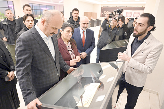 KELÂM VE KALEM YAZMA MUSHAF SERGİSİ ZİYARETÇİLERE KAPILARINI AÇTI