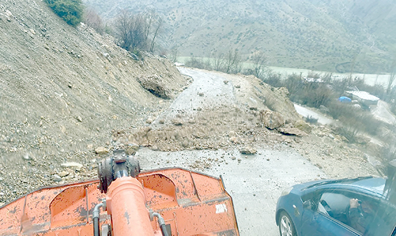 KOZLUK’TA KAPANAN KÖY YOLLARI AÇILDI