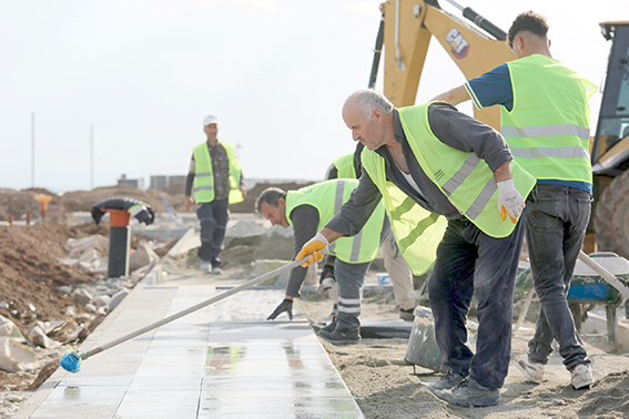 ÇAY KIYISINDA DEV YAŞAM ALANI YÜKSELİYOR