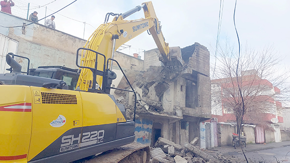 METRUK YAPILARIN YIKIMI SÜRÜYOR