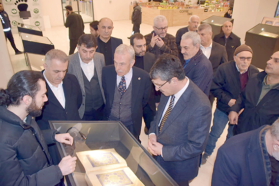 NASIROĞLU, TARİHİ MUSHAF SERGİSİNİ İNCELEDİ
