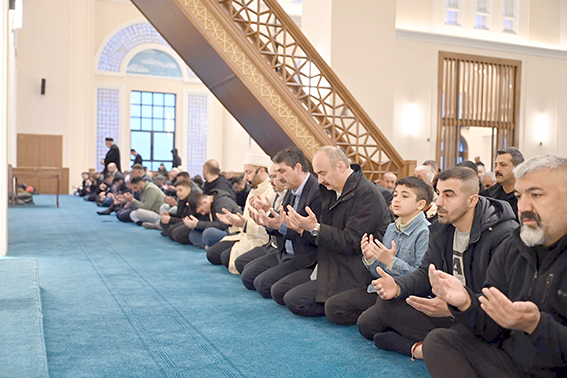 NASIROĞLU, VATANDAŞLARLA BİR ARAYA GELEREK BAYRAMI KUTLADI