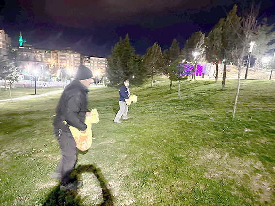 224 PARKTA GÜBRELEME ÇALIŞMASI DEVAM EDİYOR