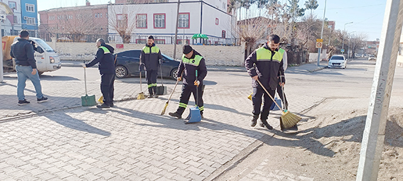 TEMİZLİK EKİPLERİ 3 MAHALLEYİ TEMİZLEDİ
