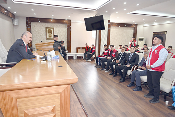 VALİ CANALP, DAMLA GÖNÜLLÜLERİNİ AĞIRLADI