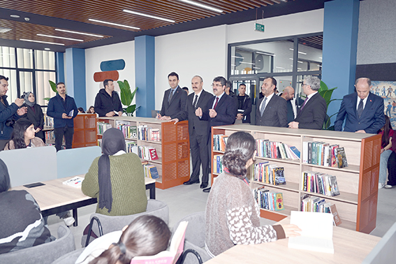 VALİ CANALP, HALK KÜTÜPHANESİ’NDE İNCELEMELERDE BULUNDU