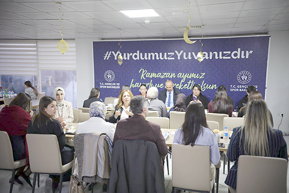 VALİ CANALP, ÖĞRENCİLERLE İFTARDA BİR ARAYA GELDİ