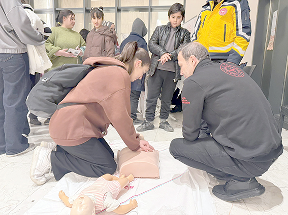 VATANDAŞLAR HAYAT KURTARMAYI UYGULAMALI ÖĞRENDİ