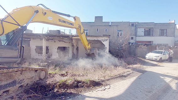 YEŞİLTEPE’DE BULUNAN METRUK YAPI YIKILDI