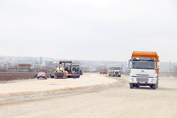 YOLLARDA ÇALIŞMALAR HIZLA İLERLİYOR
