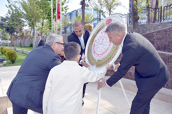 23 NİSAN ÇELENK SUNMA TÖRENİYLE BAŞLADI