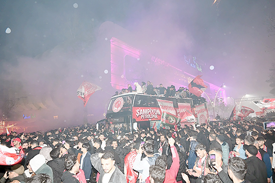 BATMAN SOKAKLARINDA ŞAMPİYONLUK COŞKUSU