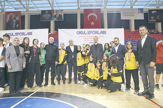 BATMAN’IN YILDIZ KIZLARI TÜRKİYE ÜÇÜNCÜSÜ OLDU