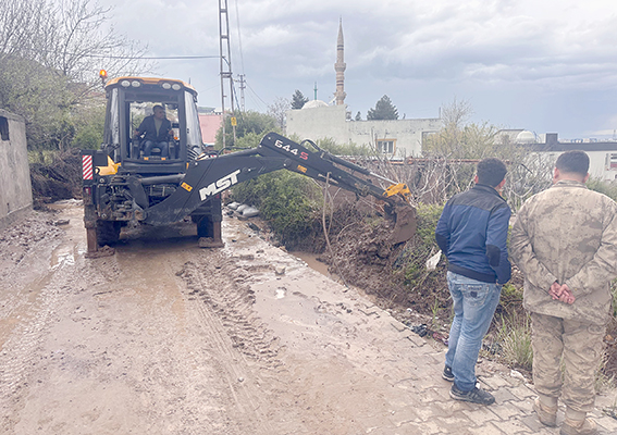 KAPANAN KÖY YOLLARI KISA SÜREDE ULAŞIMA AÇILDI