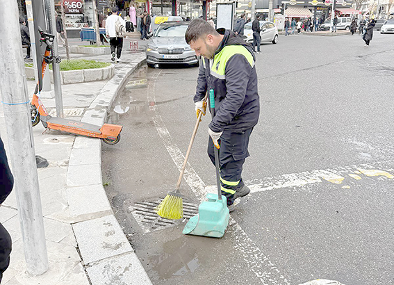 EKİPLER YAĞIŞLA BİRLİKTE SAHADAYDI