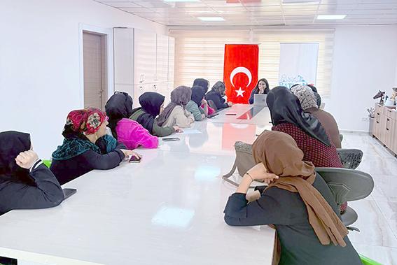 KADIN KURSİYERLERE MUTLU VE SAĞLIKLI EVLİLİK EĞİTİMİ VERİLDİ