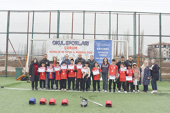 KÖY OKULUNUN MİNİKLERİ BEYZBOLDA ZİRVEYE ÇIKTI