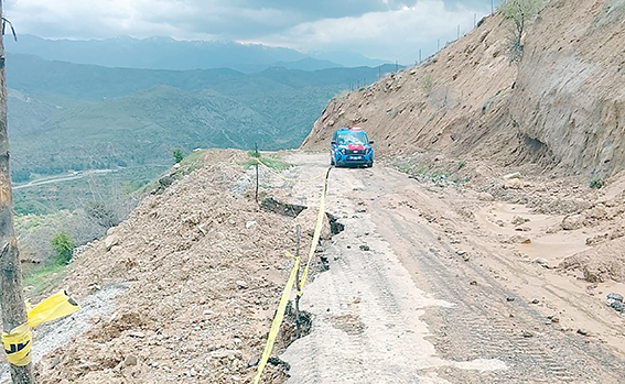 KÖY YOLU KISA SÜREDE YENİDEN ULAŞIMA AÇILDI