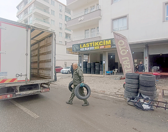 28 TIR ATIK LASTİK TOPLANDI