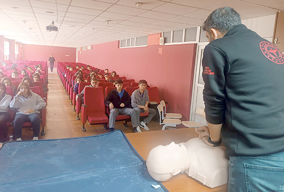 LİSE ÖĞRENCİLERİ SAĞLIKTA HAYAT KURTARAN BİLGİLERLE DONANDILAR