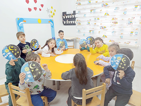 MİNİK ELLERLE GECE VE GÜNDÜZÜN RENKLİ YOLCULUĞU