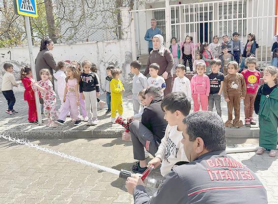 70 ÖĞRENCİ HEYECANLA YANGIN SÖNDÜRDÜ