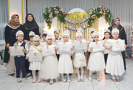 MİNİK ÖĞRENCİLERİN KUR’AN’A GEÇİŞ SEVİNCİ TÖRENLE TAÇLANDIRILDI