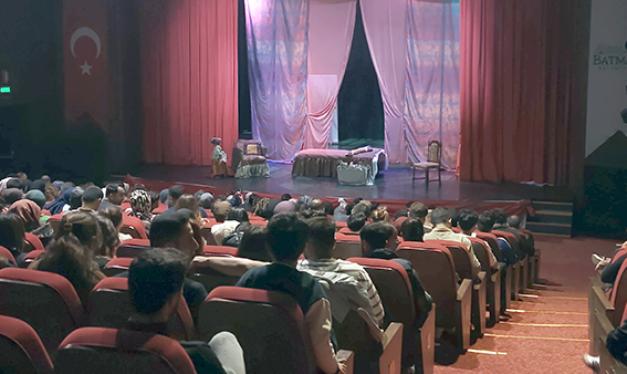 MOLİERE’İN ‘HASTALIK HASTASI’ AYAKTA ALKIŞLANDI