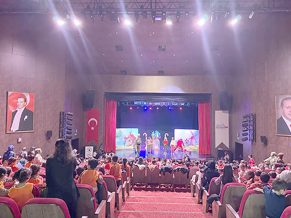 OKULLAR TİYATRO İLE BULUŞUYOR