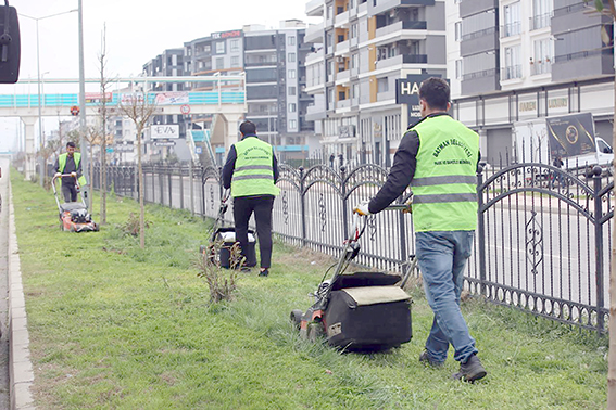 PARK VE YEŞİL ALANLARDA YOĞUN ÇİM BİÇME ÇALIŞMASI