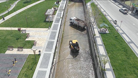 İLUH DERESİ’NDE KAPSAMLI TEMİZLİK SEFERBERLİĞİ