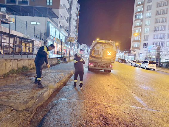 YAĞMURU FIRSATA ÇEVİRİYORLAR