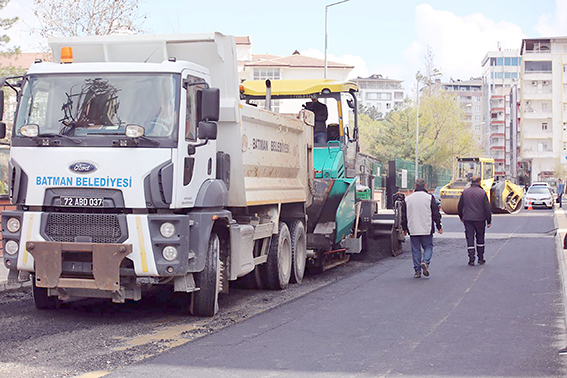 YOL VE ALTYAPI SEFERBERLİĞİ HIZ KESMİYOR