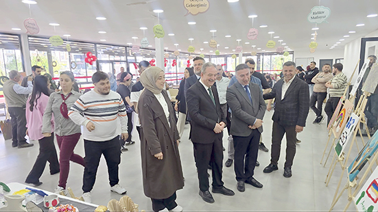 HAYAL GÜCÜ VE EL EMEĞİYLE ÖRÜLEN ESERLER SERGİLENDİ