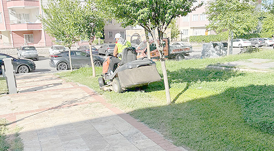 ÇİM BİÇME ÇALIŞMALARIYLA PARKLAR DAHA ESTETİK